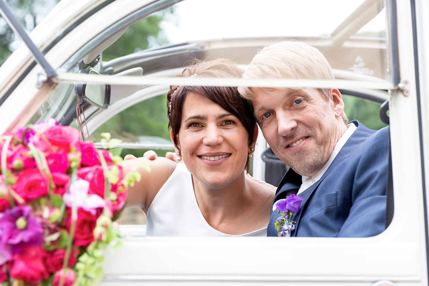 Wedding couple looking out of the car, Hochzeit, Wedding, Andrea Schenke Photography