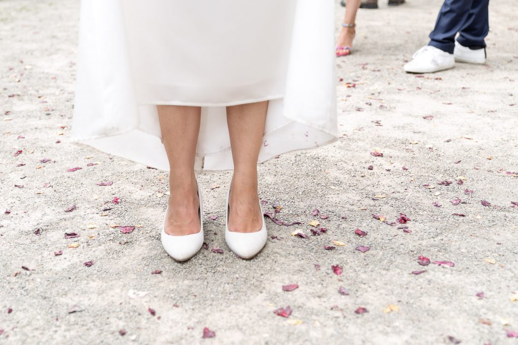 brides feet an shoes with rose leaves around, Schloss Weilerbach, Hochzeit, Wedding, Andrea Schenke Photography