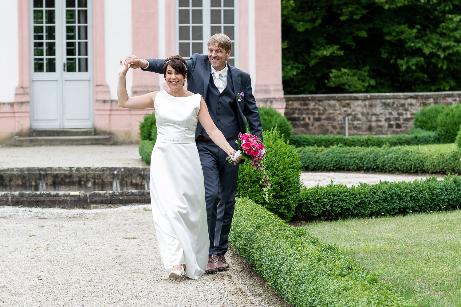 dancing wedding couple in the garden of Schloss Weilerbach, wedding, Hochzeit, Andrea Schenke Photography