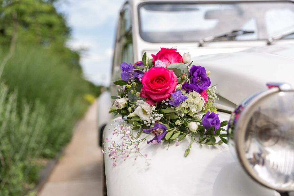 Weeding flower on the white wedding car, Hochzeit, Andrea Schenke Photography