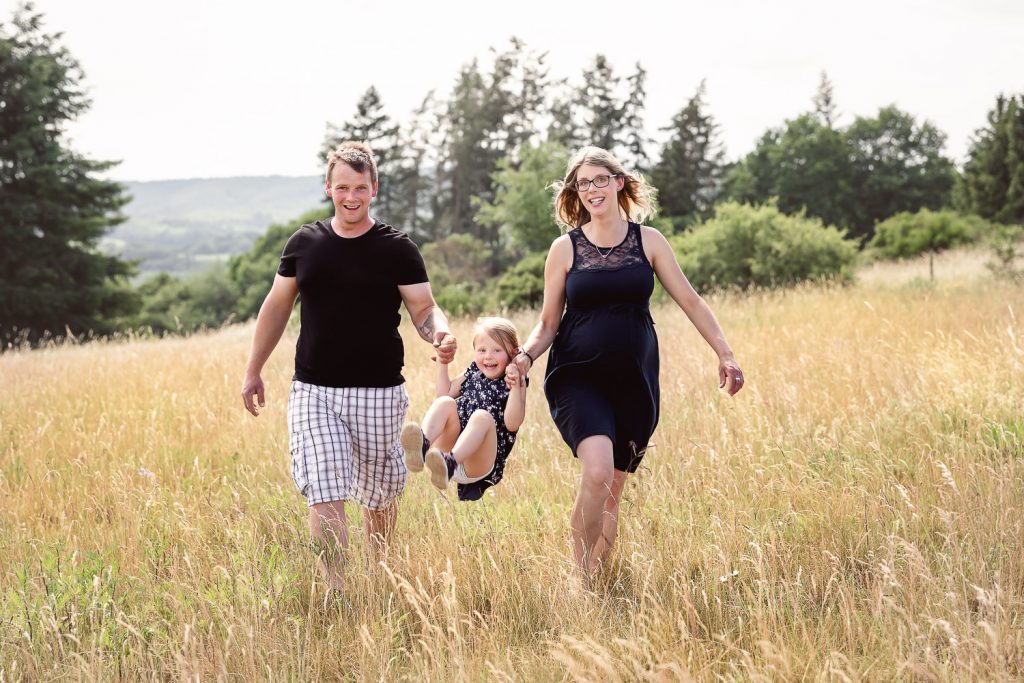 Familie mit Tochter, outdoor, Andrea Schenke Photography, Fotograf Wittlich