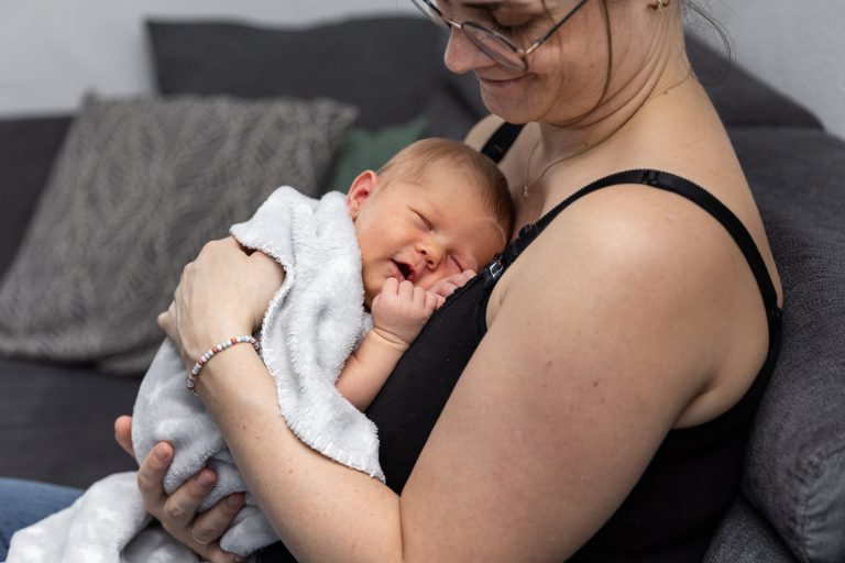 Newborn Session mit einem Geschwisterkind, Andrea Schenke Photography, Newborn Fotosession, Fotografin Wittlich