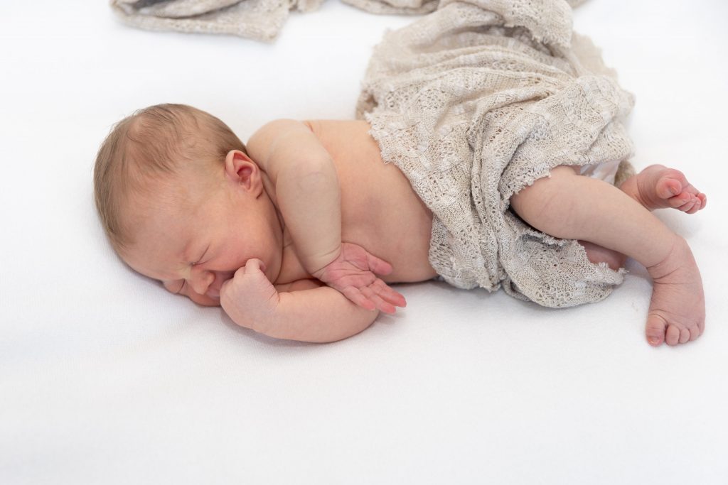 Newborn Session und Geschwisterkind, Andrea Schenke Photography, Newborn Fotosession, Fotografin Wittlich