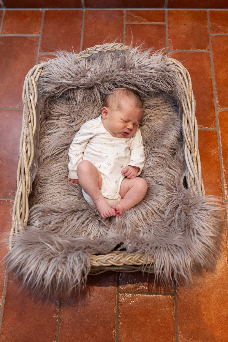 Newborn Session mit einem Geschwisterkind, Andrea Schenke Photography, Newborn Fotosession, Fotografin Wittlich