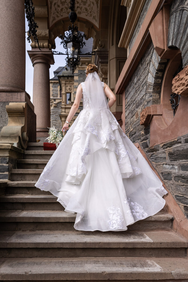 Hochzeit Schloss Lieser, Brautshooting, outdoor, große Treppe