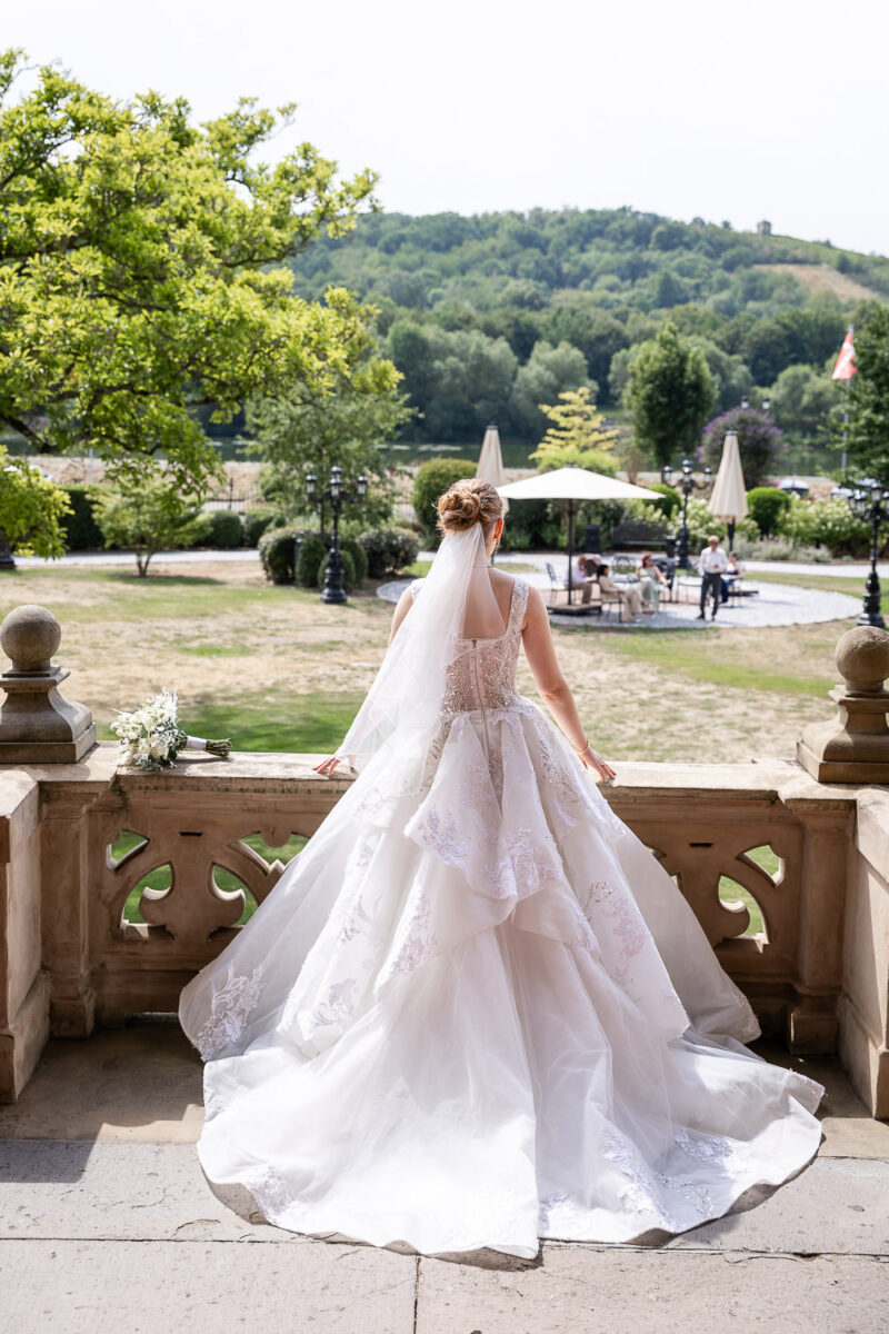 Hochzeit in Schloss Lieser, Brautshooting, outdoor, Balkon der Treppe