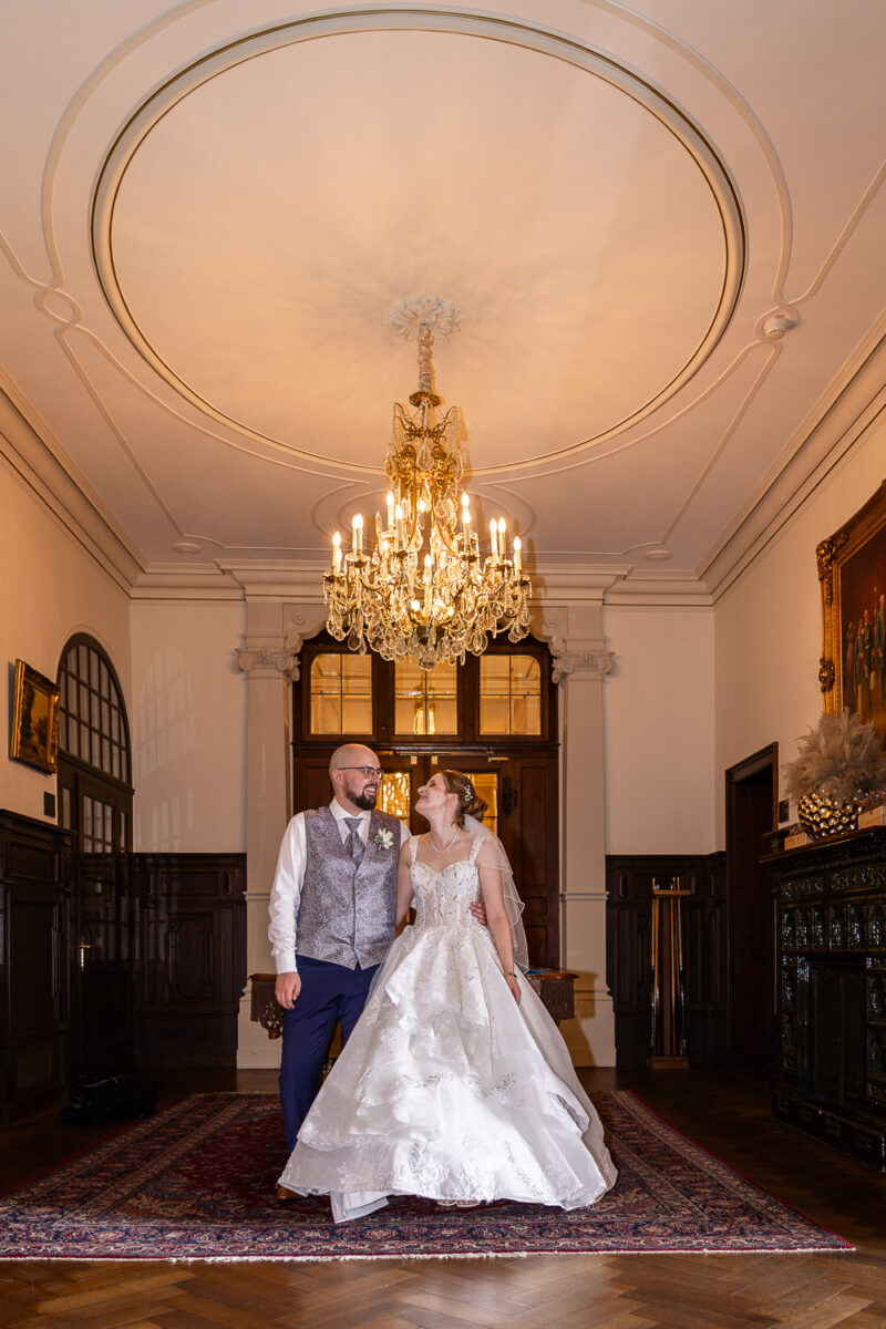 Hochzeit in Schloss Lieser, Brautpaarshooting, indoor, Billardsalon