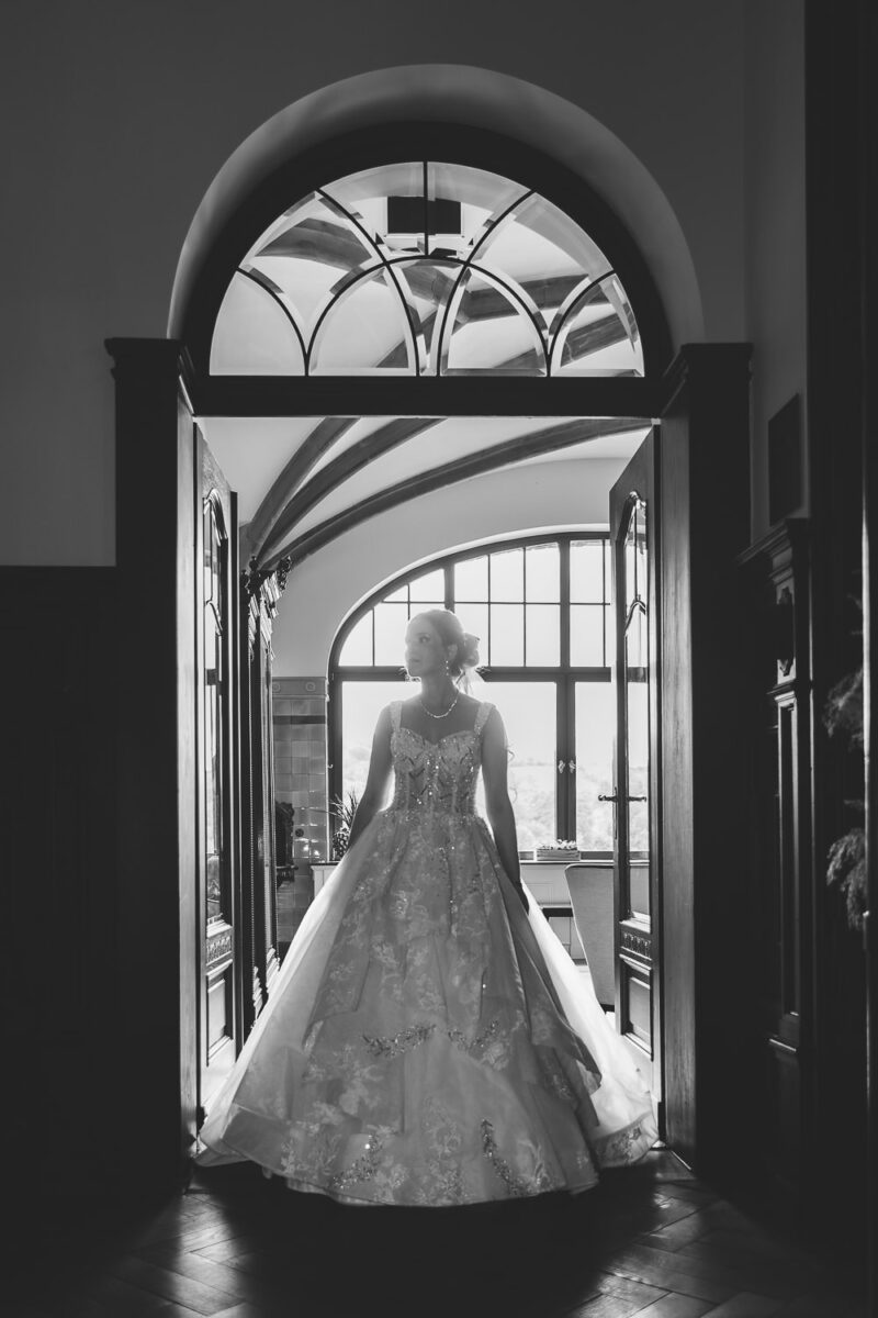 Hochzeit in Schloss Lieser, Brautshooting, indoor, Billardsalon im Gegenlicht, schwarz-weiss