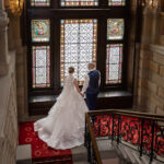 Brautpaarshooting in Schloss Lieser auf der grossen Treppe, indoor, Hochzeit in Schloss Lieser