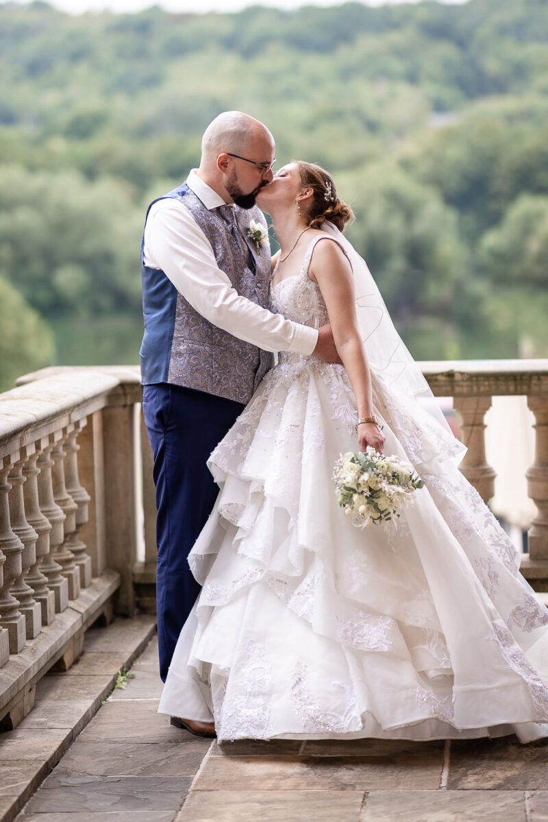 Hochzeit, Schloss Lieser, Brautpaarshooting auf der Terrasse