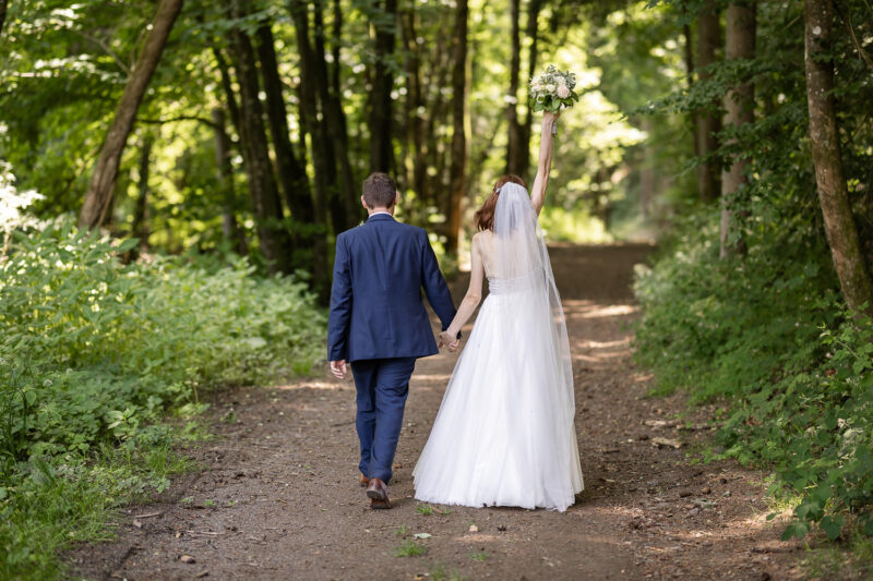 Brautpaarshooting im Wald von Kloster Himmerod, Eisenschmitt, Gegenlicht