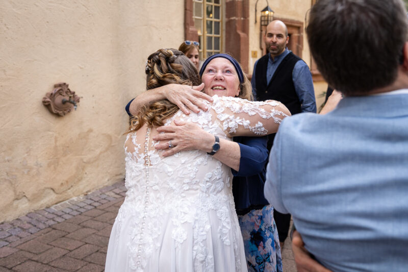 Gratulation der Brautmutter in Burg Bruch, auf dem Platz vor dem Trauzimmer, Hochzeit in Burg Bruch