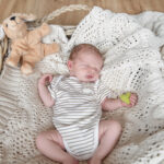 Newborn Homestory in Maring Noviand, schlafendes Baby in Körbchen