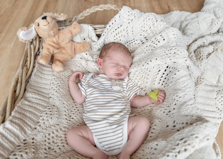 Newborn Homestory, schlafendes Baby in Körbchen